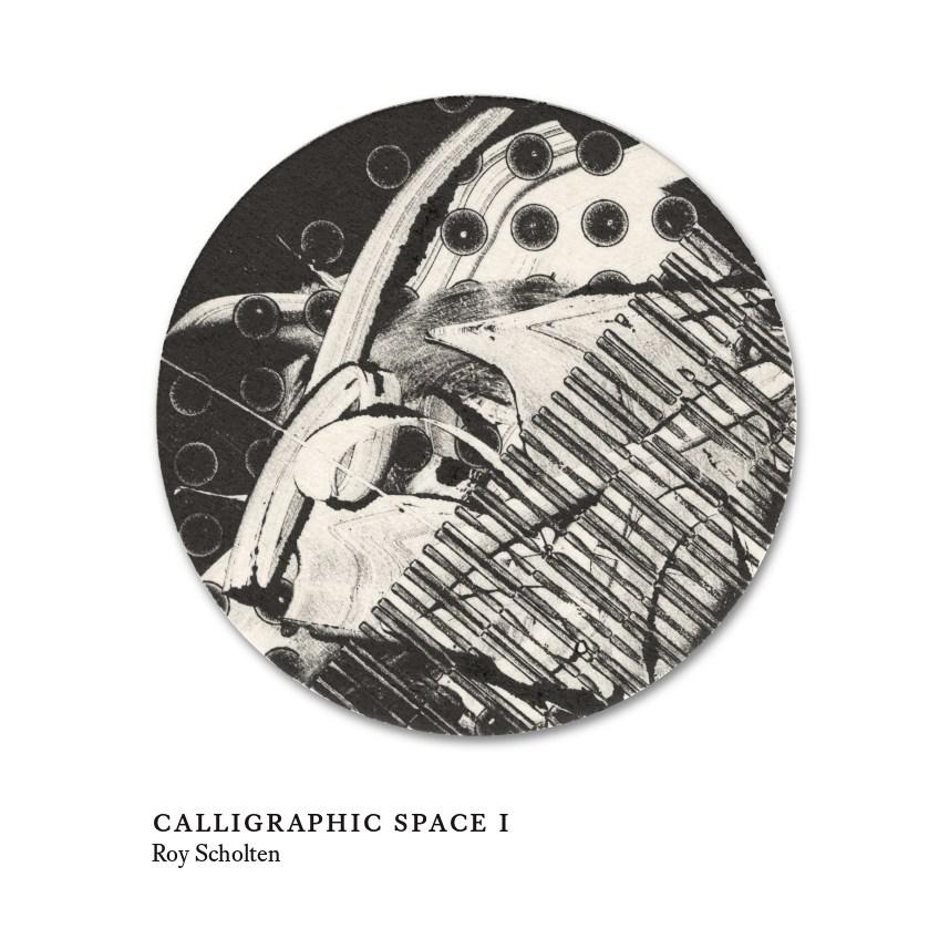 Cover of a zine in square dimensions. On it abstract black and white calligraphy combined with geometric shapes on round cardboard, underneath the text Kalligrafische Ruimte 1, Roy Scholten.